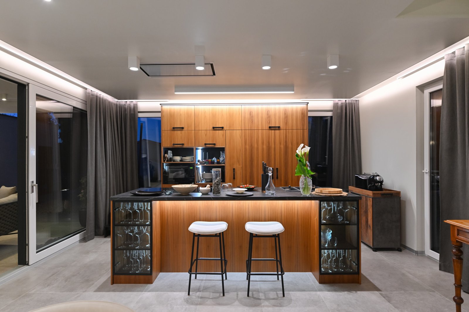 Dark wood kitchen island with bar stools in a finished PARTAS house